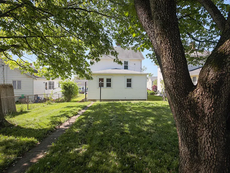 815 E Chestnut St — Photo 34