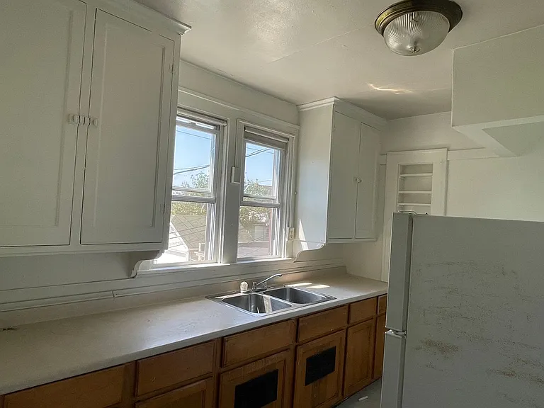 5911 W Burnham St — Photo 8