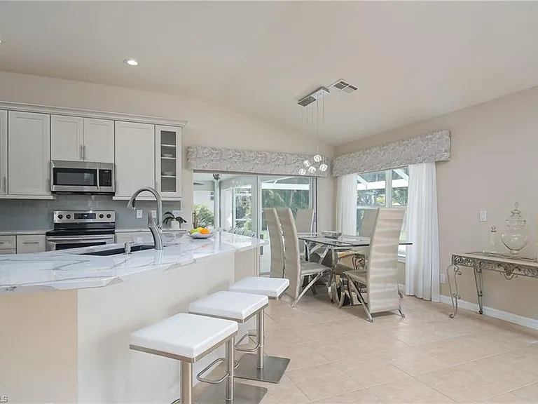 2250 Grove Dr — Photo 7