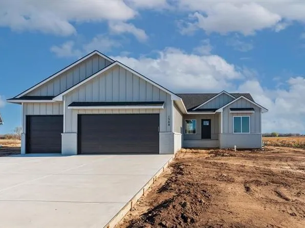 1308 S Trails End Ct, Mount Hope, KS 67108