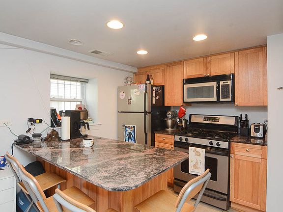 3rd image of 1142 W Wellington Ave #G