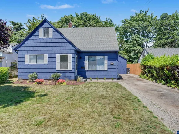 988 SE Miller Ave, Dallas, OR 97338