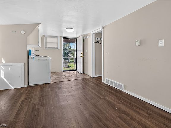 21st image of 186 Parmely Ave