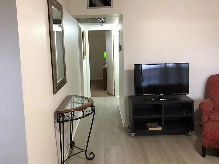 850 SW 133rd Ter #B406 — Photo 2