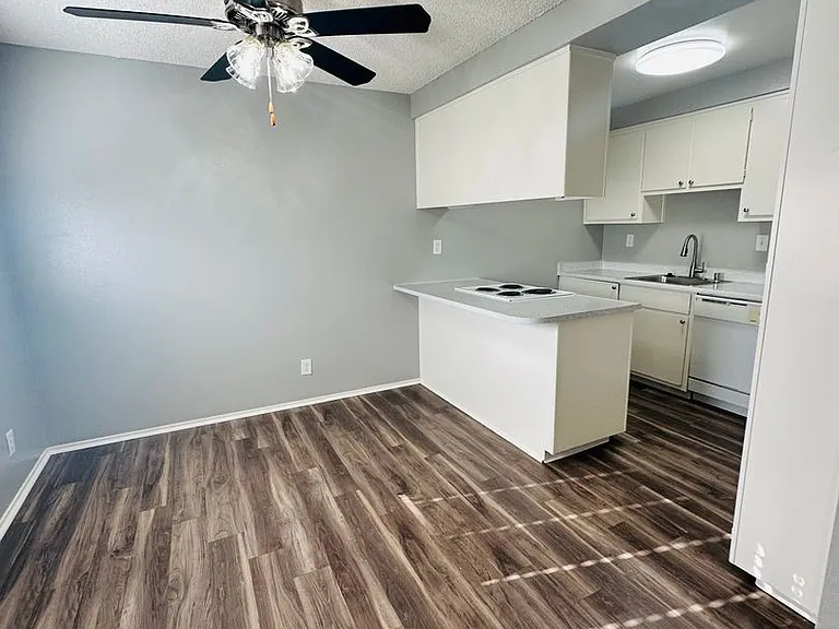 3829 Whitney Ave — Photo 20