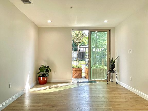 5th image of 11753 Iowa Ave #103