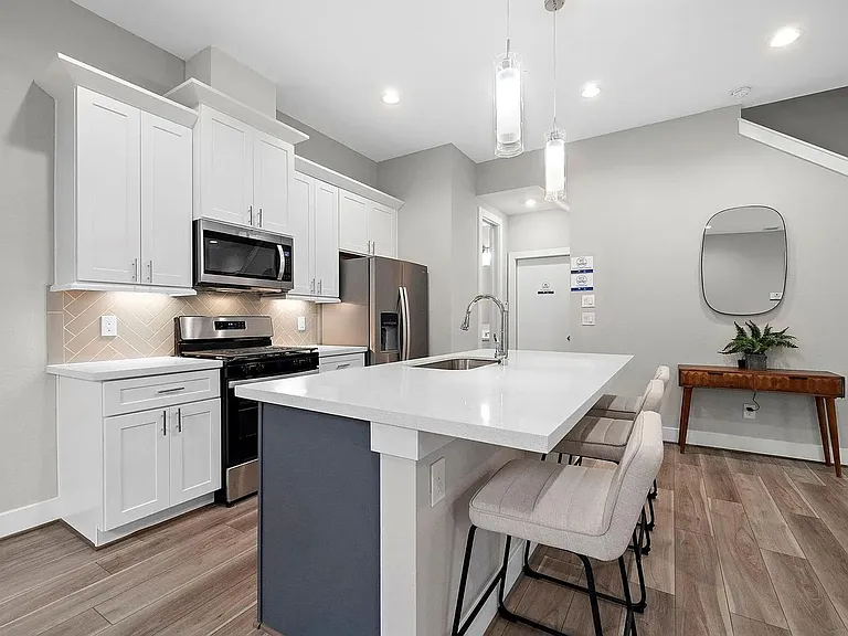 8402 Curry Rd — Photo 3