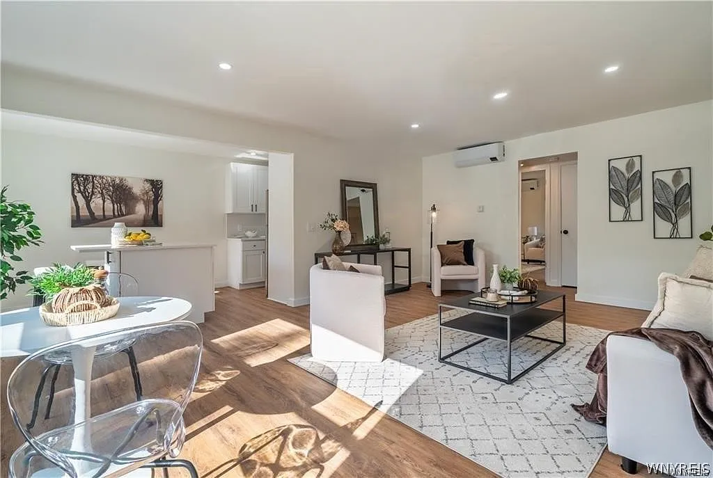 2 bed, 1.0 bath, 975 sqft, $1,750 — Photo 2