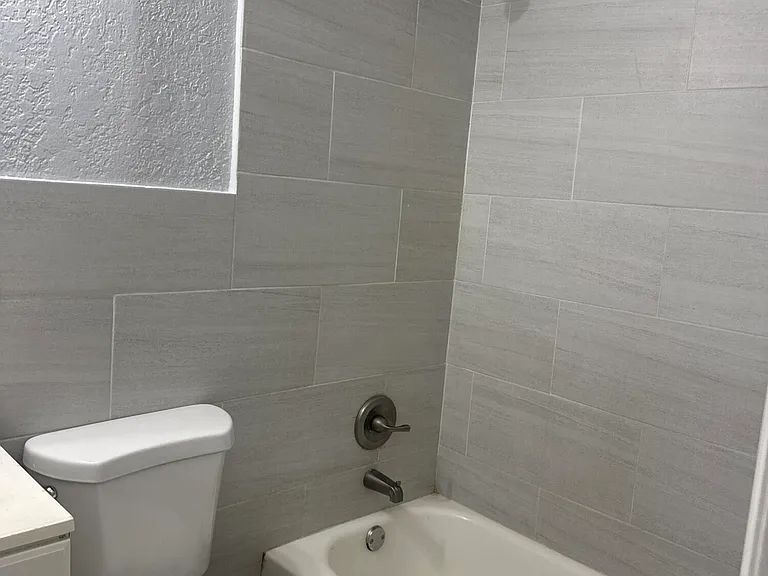 720 SW 7th St #4 — Photo 24