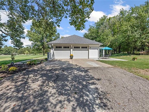 4th image of 2211 Lakeview Dr