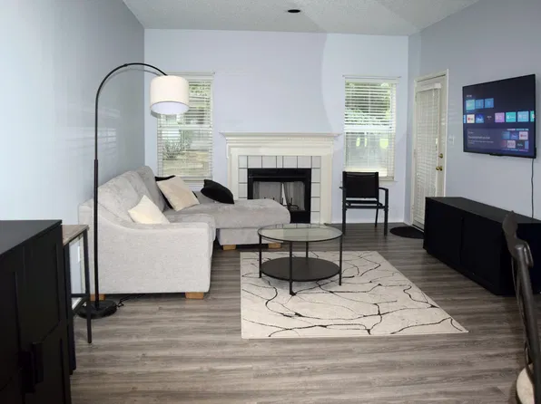 13058 Autumn Woods Way APT 105, Fairfax, VA 22033