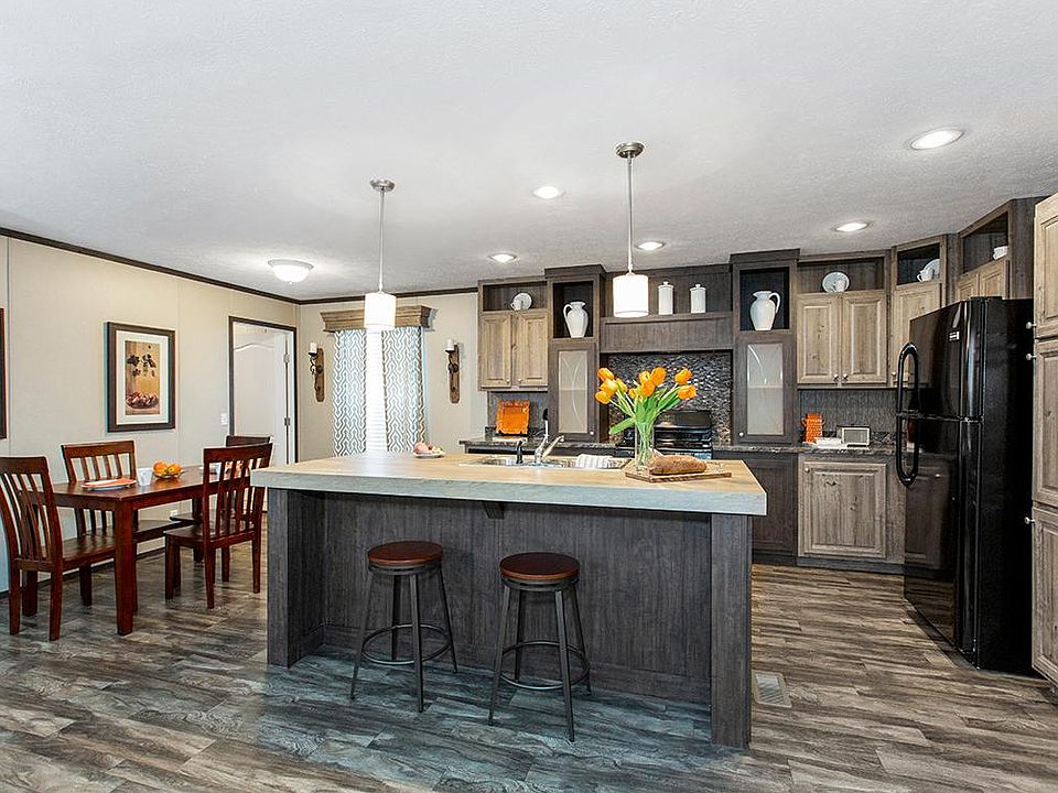Beautiful Kitchen! With a Kichen island!!