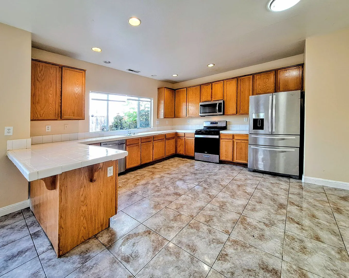 Beautiful Tri-level 4bd House w/Attached Garage & Low Maintenance Yards — Photo 2