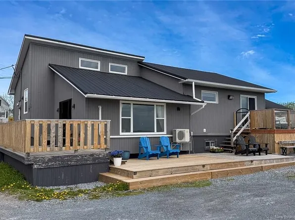 379 Demille St, Saint John, NB E2M 2V6