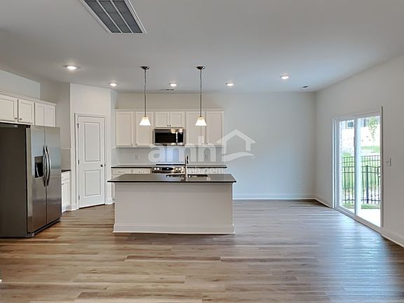 4th image of 219 S Malayna Dr