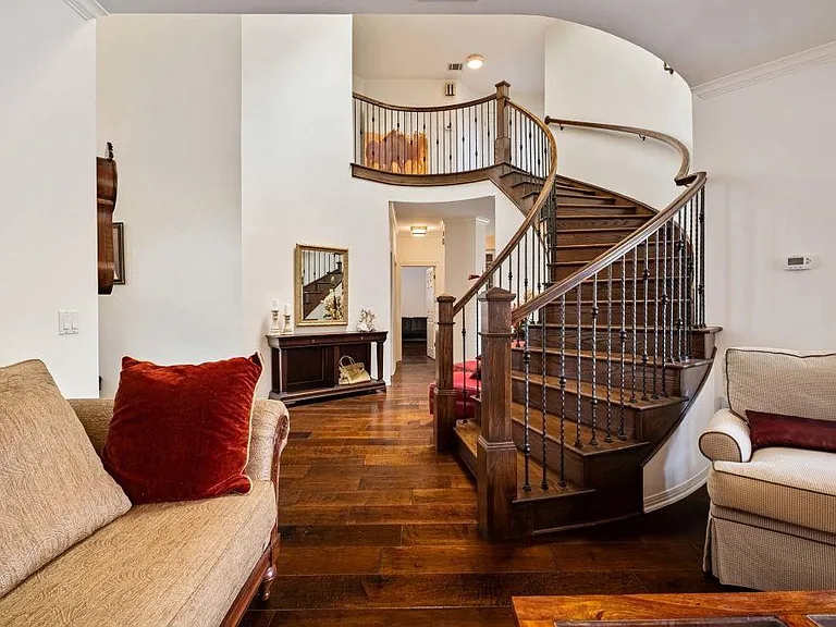 5511 Courtyard Dr — Photo 31