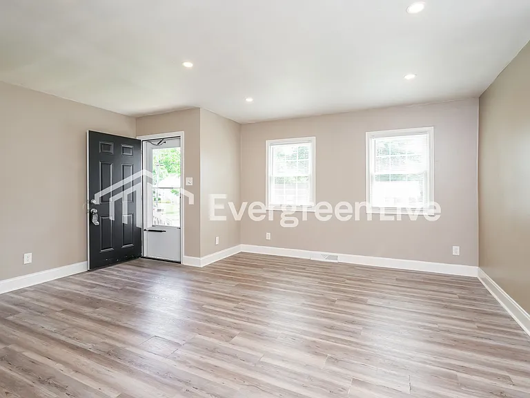 1706 Eastwood Ave — Photo 2