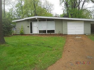880 Pebble Ln, Florissant, MO 63033