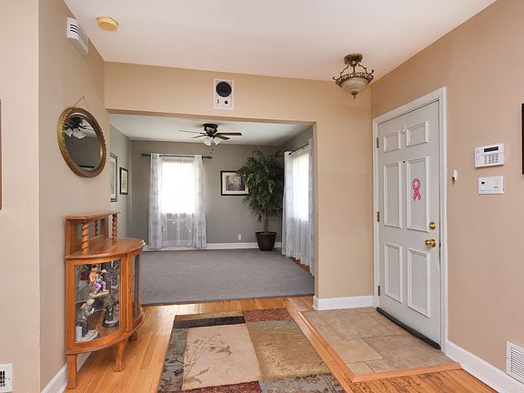 3rd image of 223 Cushing Ave