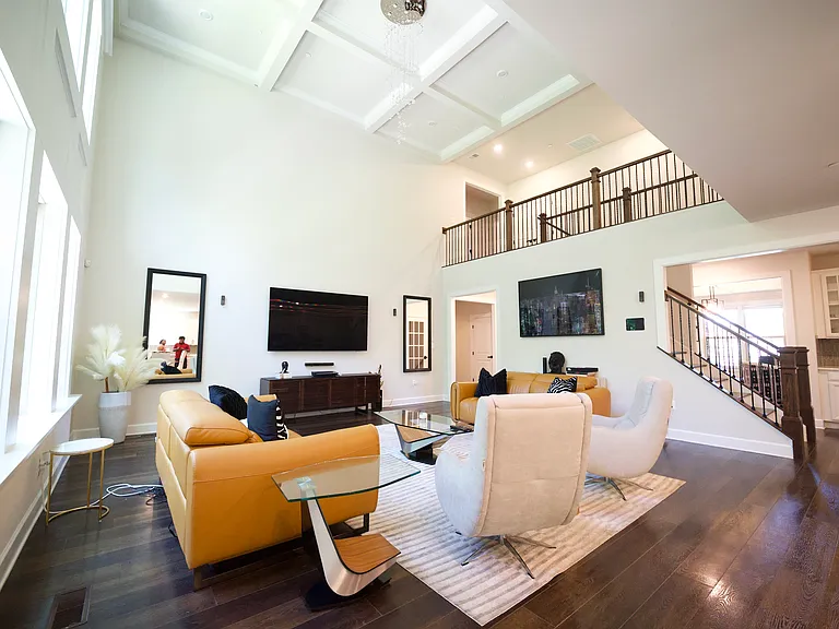 7687 Cross Creek Dr — Photo 2