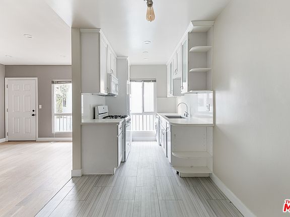 4th image of 2615 2nd St #5
