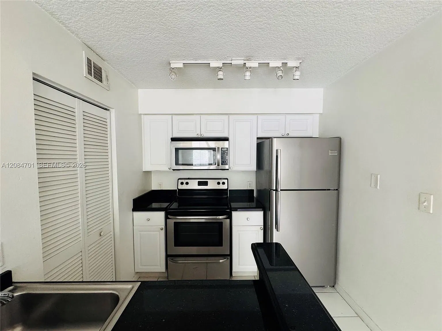Hollywood Parc Condo — Photo 3