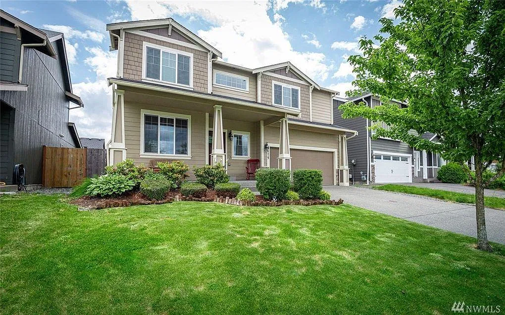 4 bed, 2.5 bath, 2076 sqft, $3,000 — Photo 1