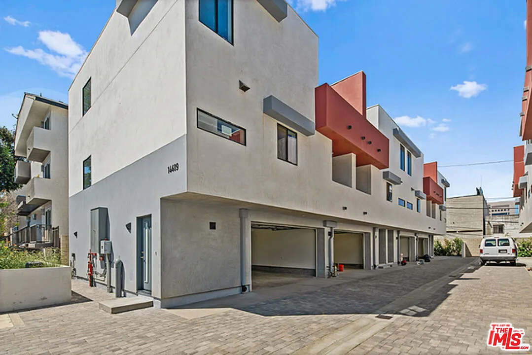 3 bed, 3.0 bath, 2071 sqft, $4,000 — Photo 1