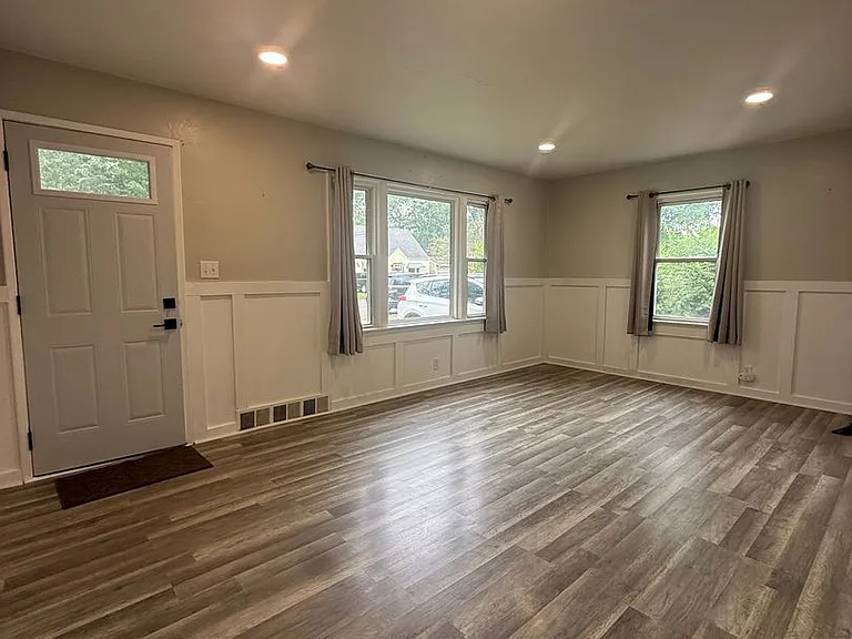 923 Carolyn Ave — Photo 5