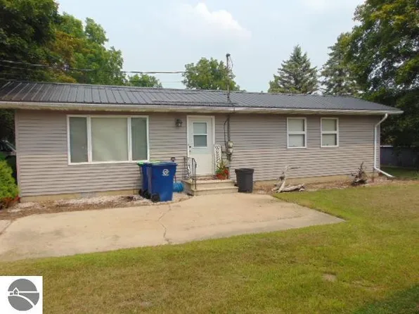 520 Wright St, Breckenridge, MI 48615