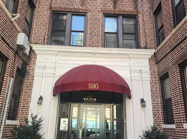 590 Parkside Avenue image 3 of 20