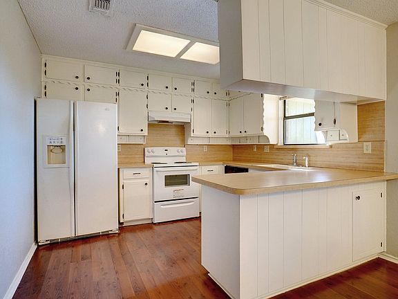 5th image of 2810 Sarah Dr APT A