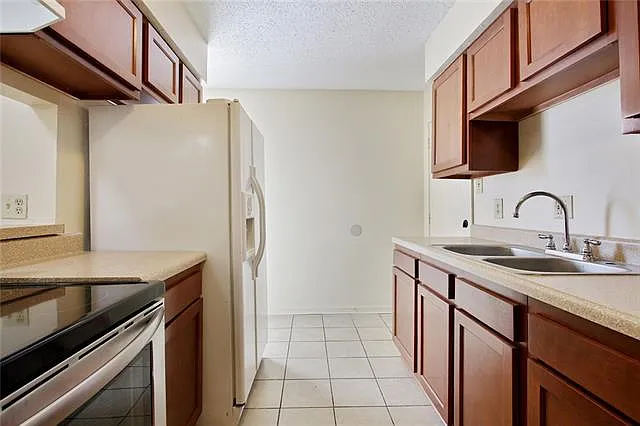 1208 Cambridge Dr — Photo 10