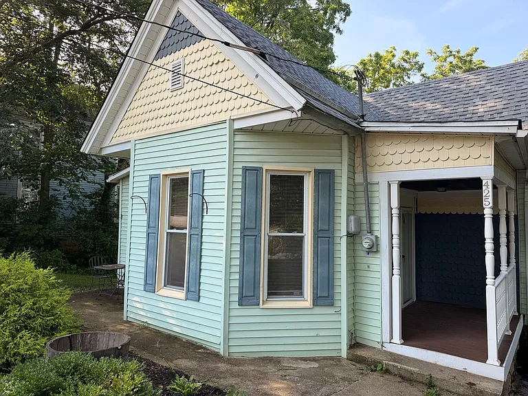 425 E Walnut St — Photo 3