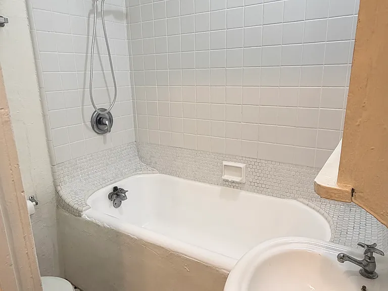185 S Glassell St #6 — Photo 4
