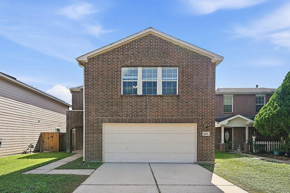 5 bed, 2.5 bath, 2390 sqft, $2,070 — Photo 1