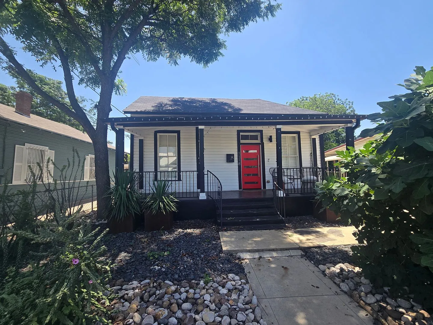 Beautiful Renovated Historical Home by Downtown SA! — Photo 4