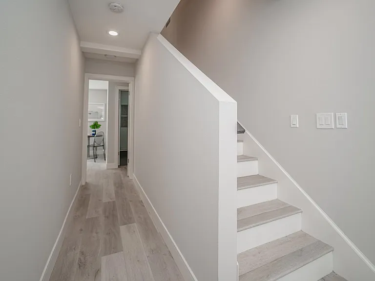 1323 1/2 Bates Ave — Photo 7