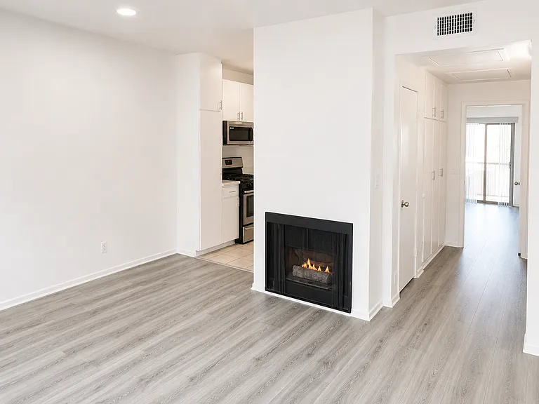 14805 Magnolia Blvd — Photo 4