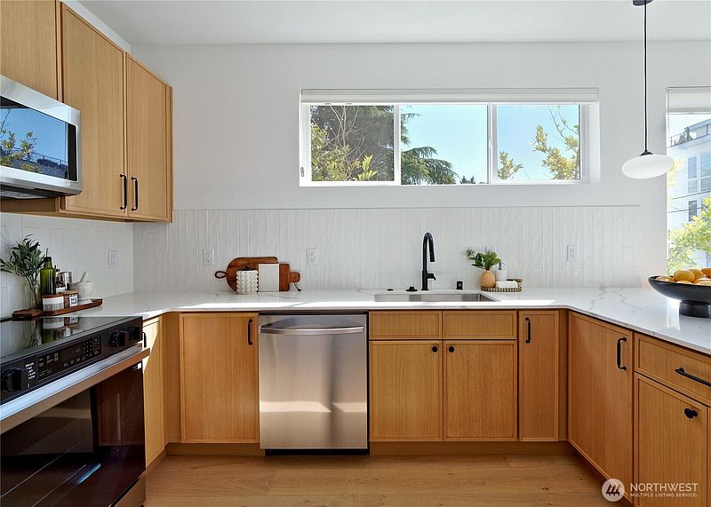 5th image of 435 19th Avenue E