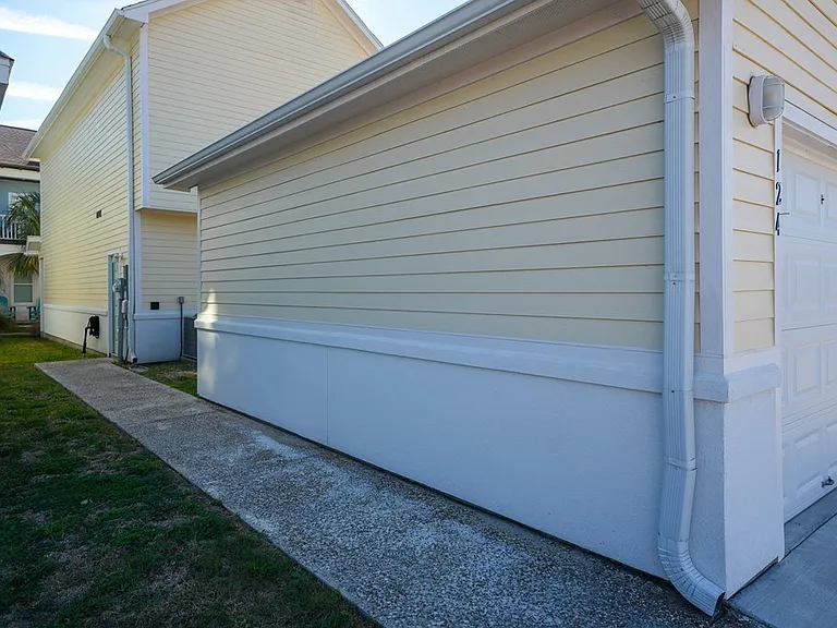 124 Lavaca Cir — Photo 31