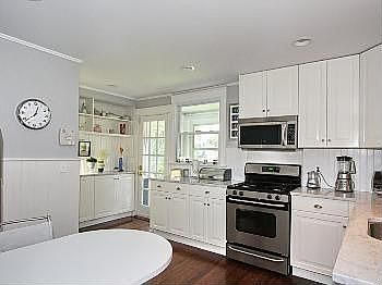 5th image of 18 Lawrence Ave