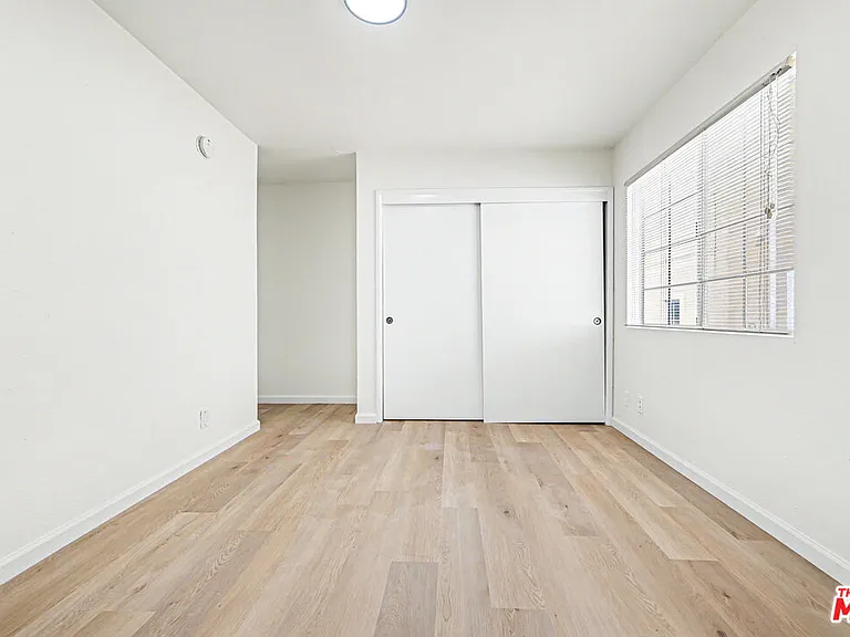 1820 S Barrington Ave #202 — Photo 16