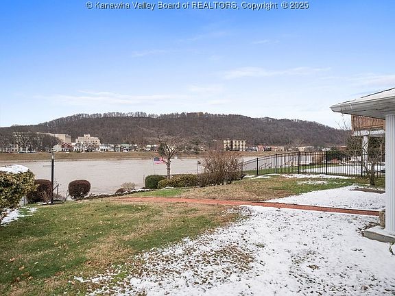5th image of 2612 Kanawha Ave SE