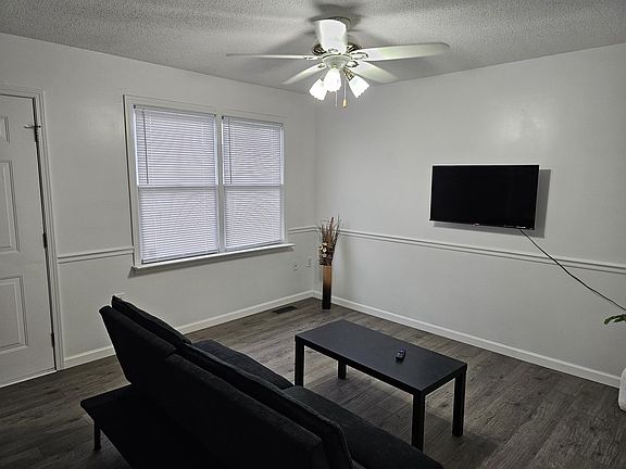 5th image of 107 Oakcrest Cir