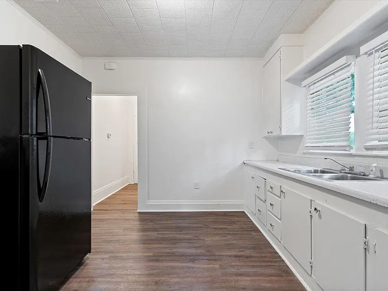 1406 Avenue D — Photo 8