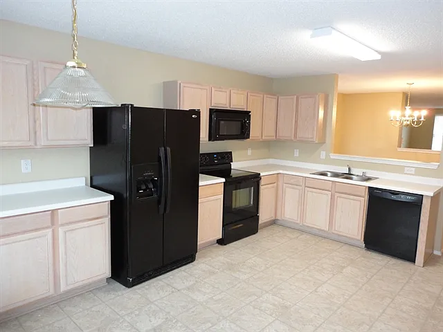 Building Photo - 5200 Emmeryville Ln