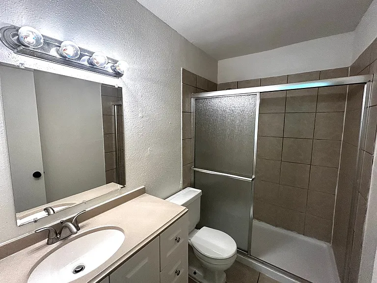 1010 W 23rd St #10 — Photo 15