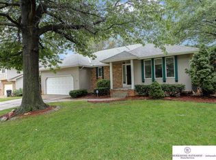 707 Oak Ridge Rd, Papillion, NE 68046