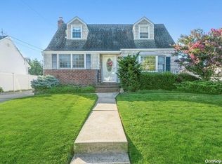 2870 Walter Rd, Wantagh, NY 11793